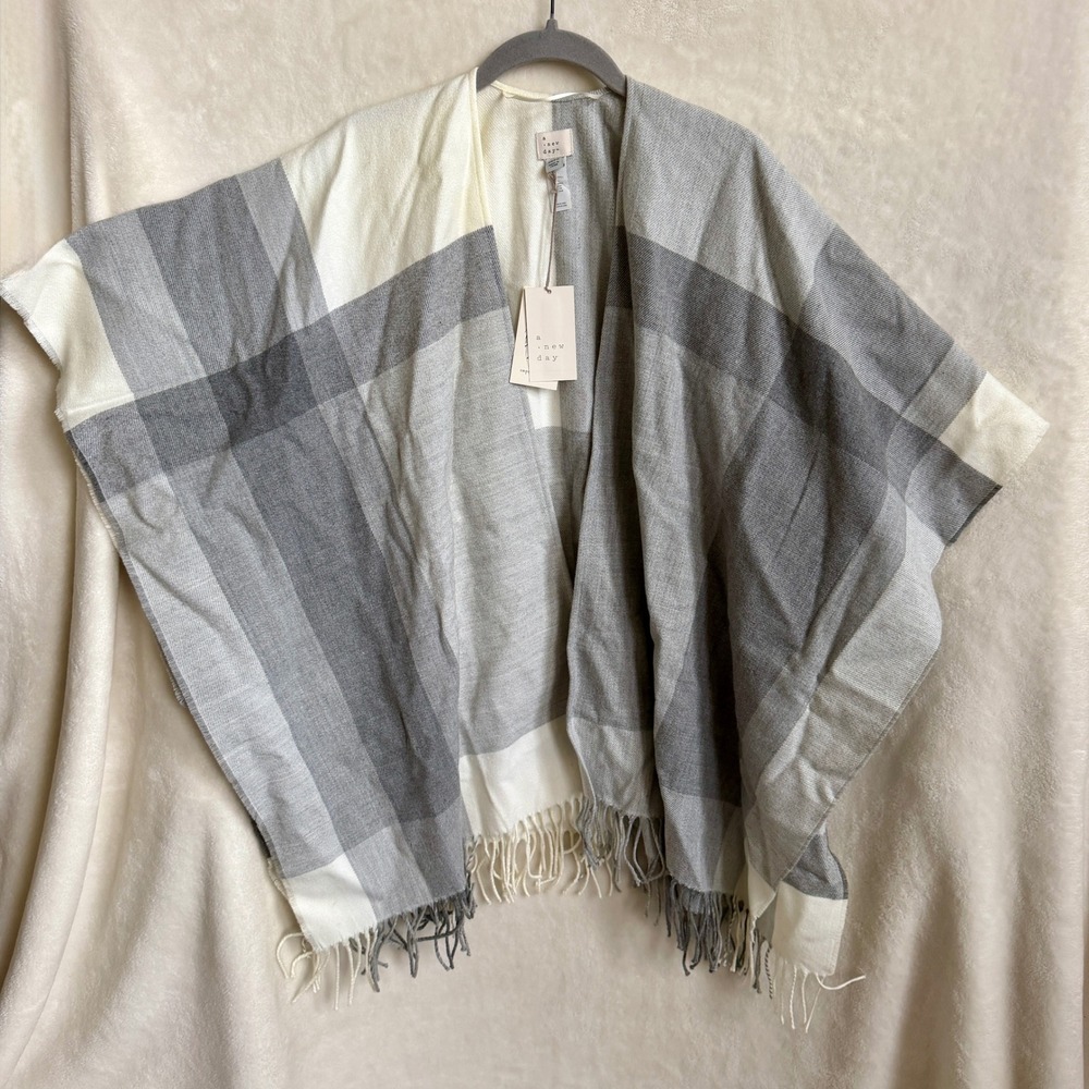 A New Day Women's Plaid Cape Poncho OSFM Gray Cream Fringe Hem Open Front NWT